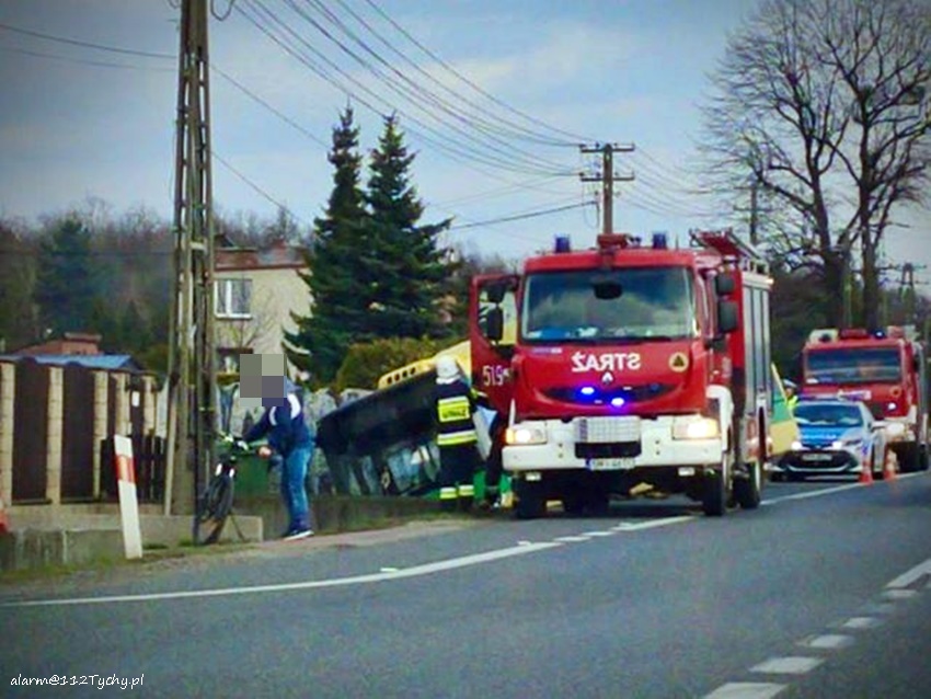 AUTOBUS KOMUNIKACJI MIEJSKIEJ W ROWIE NA UL. GLIWICKIEJ W MIKOŁOWIE AUTOBUS KOMUNIKACJI MIEJSKIEJ W ROWIE NA UL. GLIWICKIEJ W MIKOŁOWIE
