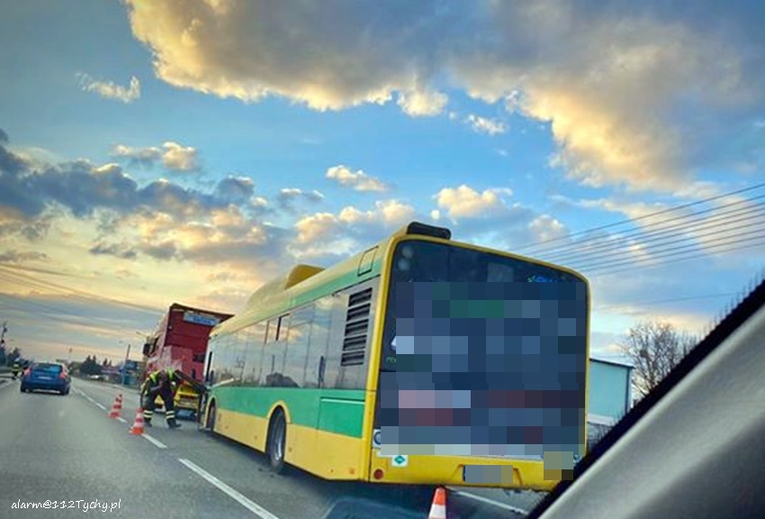 AUTOBUS KOMUNIKACJI MIEJSKIEJ W ROWIE NA UL. GLIWICKIEJ W MIKOŁOWIE AUTOBUS KOMUNIKACJI MIEJSKIEJ W ROWIE NA UL. GLIWICKIEJ W MIKOŁOWIE