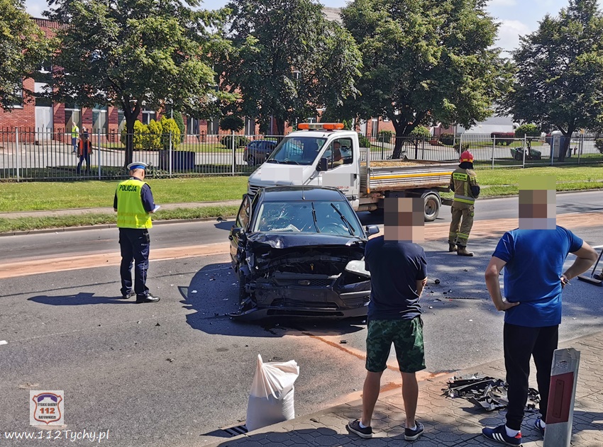 ZDERZENIE POJAZDÓW NA UL. MIKOŁOWSKIEJ ZDERZENIE POJAZDÓW NA UL. MIKOŁOWSKIEJ