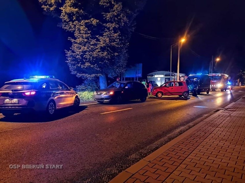 ZDERZENIE DWÓCH OSOBÓWEK NA UL. WARSZAWSKIEJ W BIERUNIU ZDERZENIE DWÓCH OSOBÓWEK NA UL. WARSZAWSKIEJ W BIERUNIU