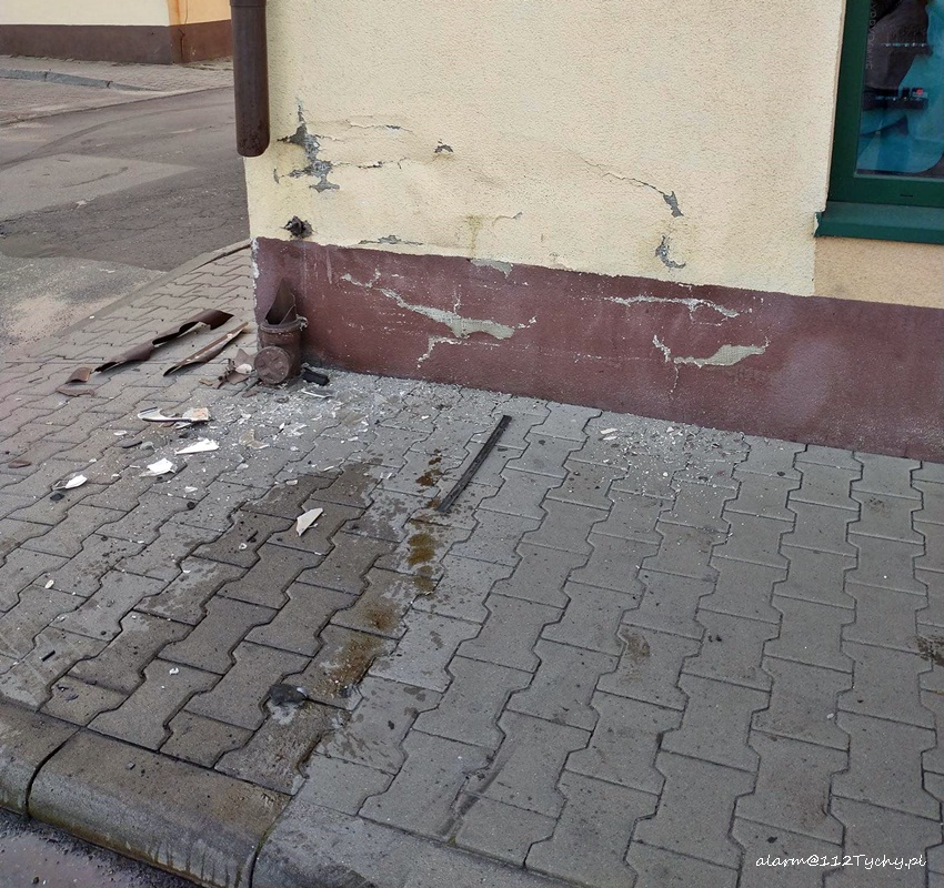 OSOBÓWKĄ UDERZYŁ W BUDYNEK NA UL. HOŁDUNOWSKIEJ W LĘDZINACH OSOBÓWKĄ UDERZYŁ W BUDYNEK NA UL. HOŁDUNOWSKIEJ W LĘDZINACH