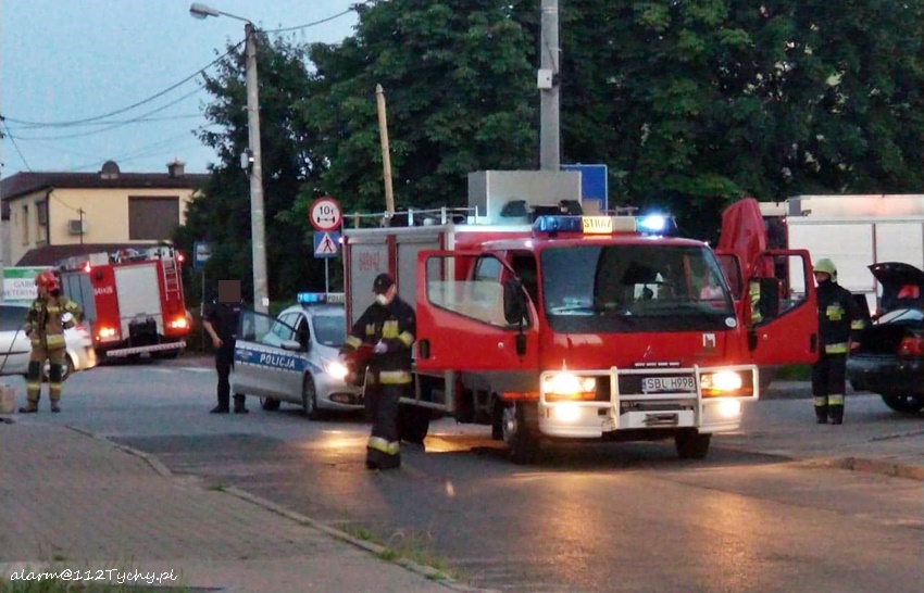 OSOBÓWKĄ UDERZYŁ W BUDYNEK NA UL. HOŁDUNOWSKIEJ W LĘDZINACH OSOBÓWKĄ UDERZYŁ W BUDYNEK NA UL. HOŁDUNOWSKIEJ W LĘDZINACH