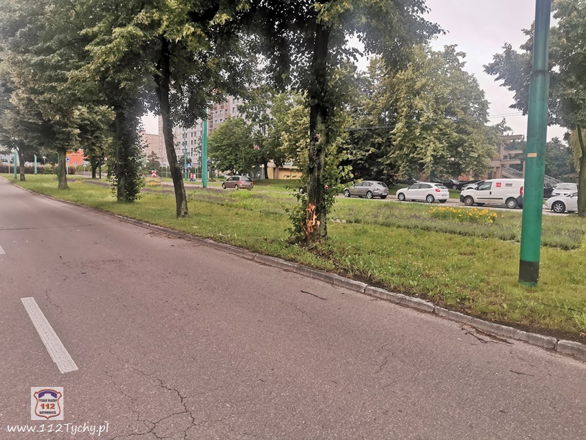 OSOBÓWKĄ UDERZYŁ W DRZEWO I ZAPARKOWANY SAMOCHÓD NA AL. JANA PAWŁA II OSOBÓWKĄ UDERZYŁ W DRZEWO I ZAPARKOWANY SAMOCHÓD NA AL. JANA PAWŁA II