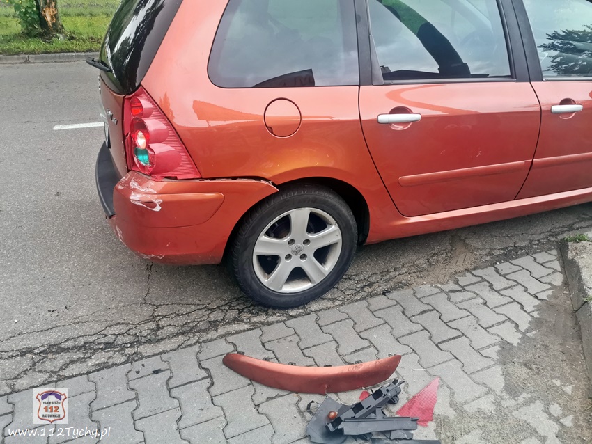 OSOBÓWKĄ UDERZYŁ W DRZEWO I ZAPARKOWANY SAMOCHÓD NA AL. JANA PAWŁA II OSOBÓWKĄ UDERZYŁ W DRZEWO I ZAPARKOWANY SAMOCHÓD NA AL. JANA PAWŁA II
