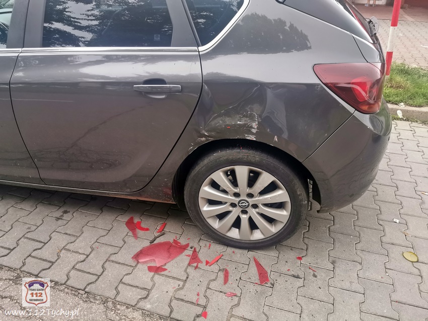 OSOBÓWKĄ UDERZYŁ W DRZEWO I ZAPARKOWANY SAMOCHÓD NA AL. JANA PAWŁA II OSOBÓWKĄ UDERZYŁ W DRZEWO I ZAPARKOWANY SAMOCHÓD NA AL. JANA PAWŁA II