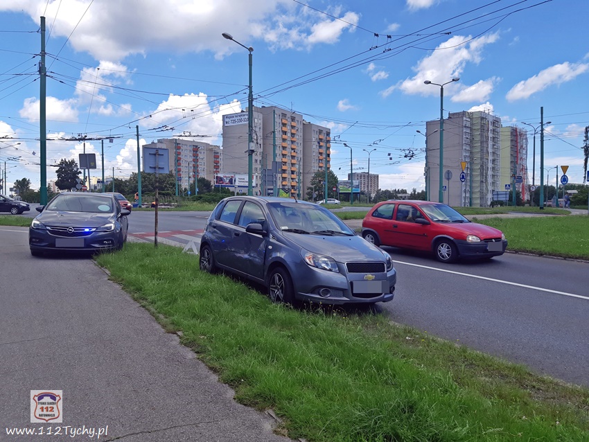 ZDERZENIE DWÓCH OSOBÓWEK NA RONDZIE PAPROCAŃSKIM ZDERZENIE DWÓCH OSOBÓWEK NA RONDZIE PAPROCAŃSKIM