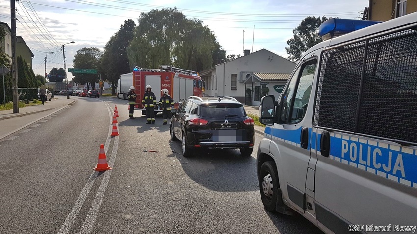OSOBÓWKĄ UDERZYŁ W NACZEPĘ CIĘŻARÓWKI NA UL. WAWELSKIEJ W BIERUNIU OSOBÓWKĄ UDERZYŁ W NACZEPĘ CIĘŻARÓWKI NA UL. WAWELSKIEJ W BIERUNIU