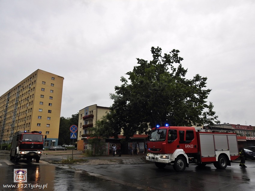 INTERWENCJA SŁUŻB RATUNKOWYCH W TYM ŚMIGŁOWCA LPR RATOWNIK 4 PRZY UL. DĘBOWEJ INTERWENCJA SŁUŻB RATUNKOWYCH W TYM ŚMIGŁOWCA LPR RATOWNIK 4 PRZY UL. DĘBOWEJ