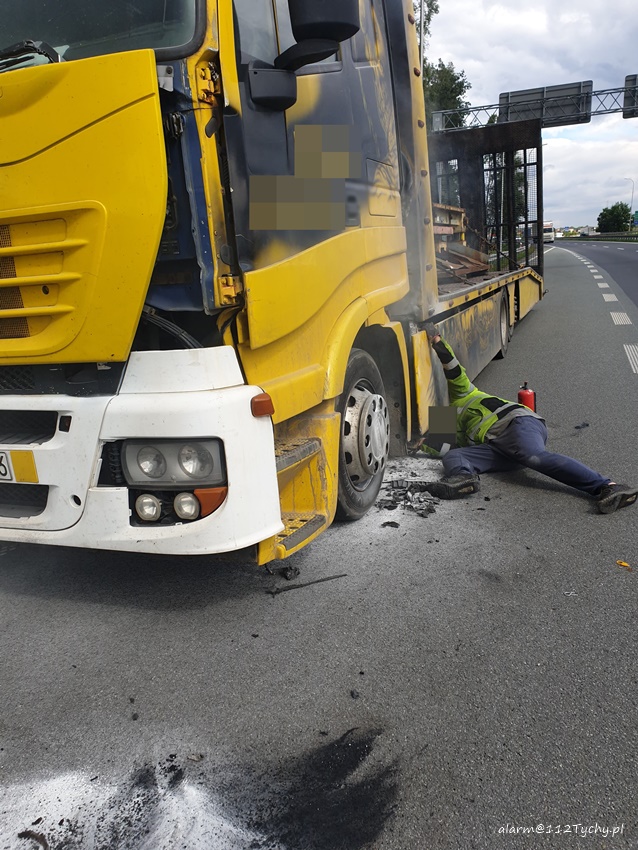 POŻAR SAMOCHODU CIĘŻAROWEGO NA TRASIE S1 POŻAR SAMOCHODU CIĘŻAROWEGO NA TRASIE S1