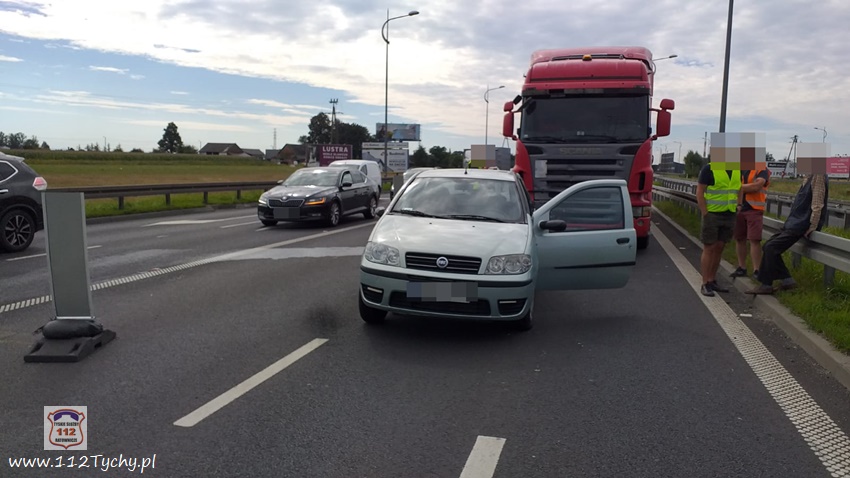 ZDERZENIE CIĘŻARÓWKI Z OSOBÓWKĄ NA UL. BESKIDZKIEJ (DK 1) ZDERZENIE CIĘŻARÓWKI Z OSOBÓWKĄ NA UL. BESKIDZKIEJ (DK 1)