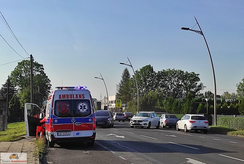 ZDERZENIE OSOBÓWKI Z MOTOCYKLEM NA UL. MIKOŁOWSKIEJ ZDERZENIE OSOBÓWKI Z MOTOCYKLEM NA UL. MIKOŁOWSKIEJ