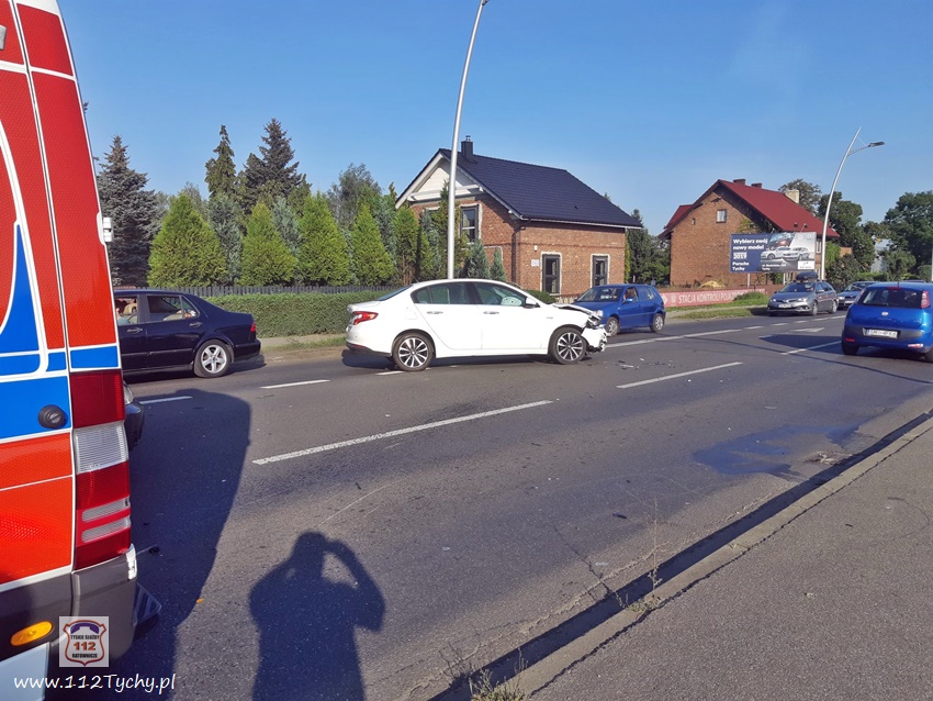ZDERZENIE OSOBÓWKI Z MOTOCYKLEM NA UL. MIKOŁOWSKIEJ ZDERZENIE OSOBÓWKI Z MOTOCYKLEM NA UL. MIKOŁOWSKIEJ