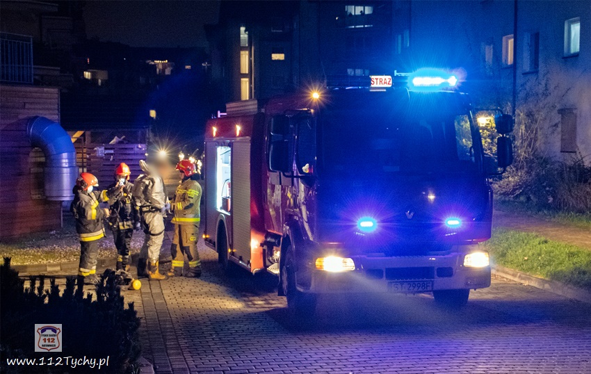 INTERWENCJA SŁUŻB RATUNKOWYCH W MIESZKANIU NA OŚ. 4 PORY ROKU INTERWENCJA SŁUŻB RATUNKOWYCH W MIESZKANIU NA OŚ. 4 PORY ROKU
