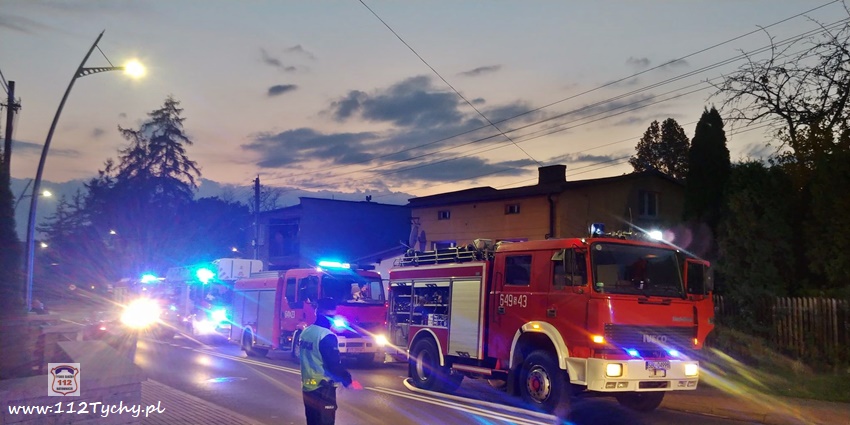 POŻAR DACHU DOMU JEDNORODZINNEGO W LĘDZINACH POŻAR DACHU DOMU JEDNORODZINNEGO W LĘDZINACH
