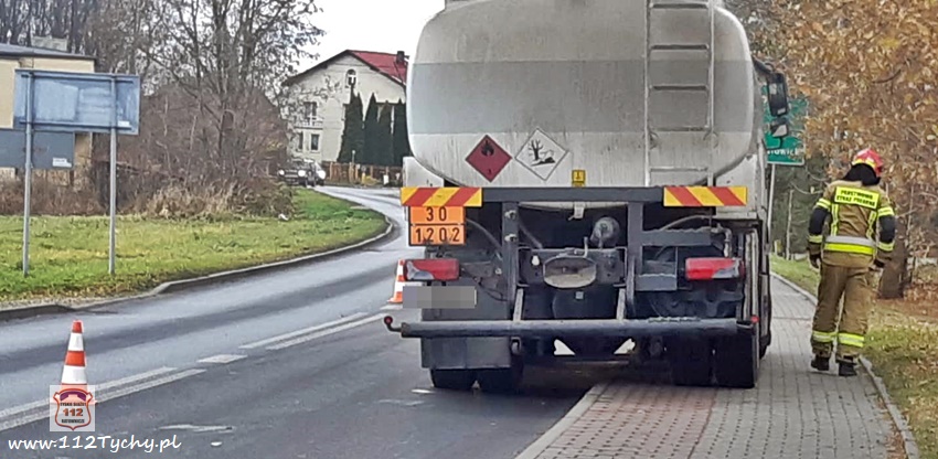 BUSEM UDERZYŁ W CYSTERNĘ NA UL. POKOJU W LĘDZINACH BUSEM UDERZYŁ W CYSTERNĘ NA UL. POKOJU W LĘDZINACH
