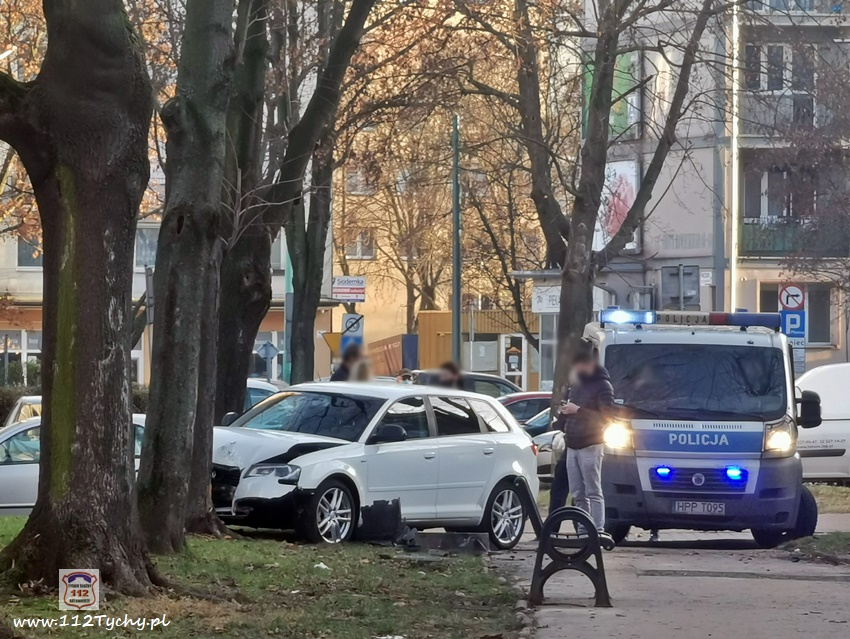 OSOBÓWKA UDERZYŁA W DRZEWO PRZY UL. CYGANERII OSOBÓWKA UDERZYŁA W DRZEWO PRZY UL. CYGANERII