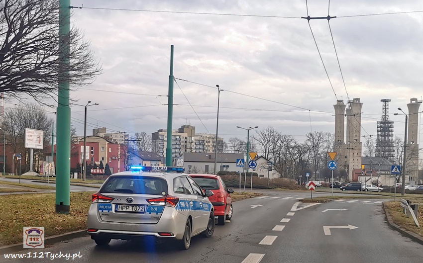 JECHAŁ POD PRĄD AL. JANA PAWŁA II - INTERWENCJA KIEROWCÓW I PATROLI POLICJI JECHAŁ POD PRĄD AL. JANA PAWŁA II - INTERWENCJA KIEROWCÓW I PATROLI POLICJI