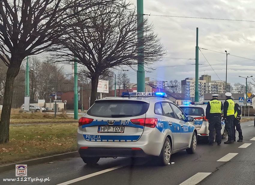 JECHAŁ POD PRĄD AL. JANA PAWŁA II - INTERWENCJA KIEROWCÓW I PATROLI POLICJI JECHAŁ POD PRĄD AL. JANA PAWŁA II - INTERWENCJA KIEROWCÓW I PATROLI POLICJI
