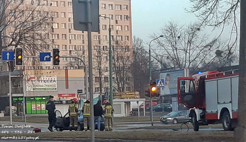 POŻAR SAMOCHODU NA AL. NIEPODLEGŁOŚCI POŻAR SAMOCHODU NA AL. NIEPODLEGŁOŚCI