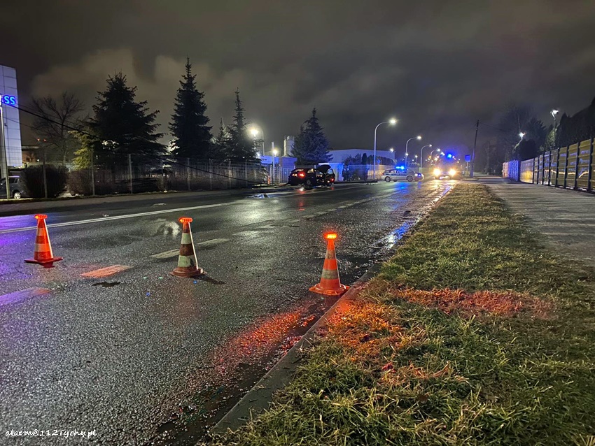 OSOBÓWKĄ UDERZYŁA W SŁUP I LATARNIE ULICZNĄ NA UL. CIELMICKIEJ OSOBÓWKĄ UDERZYŁA W SŁUP I LATARNIE ULICZNĄ NA UL. CIELMICKIEJ