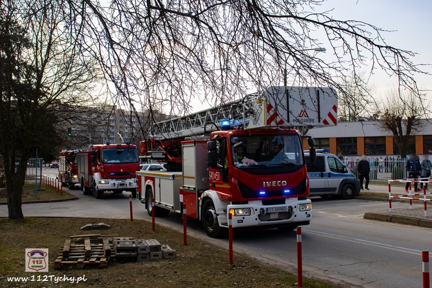 INTERWENCJA SŁUŻB RATUNKOWYCH W SZKOLE PODSTAWOWEJ NR 37 PRZY UL. KONECZNEGO INTERWENCJA SŁUŻB RATUNKOWYCH W SZKOLE PODSTAWOWEJ NR 37 PRZY UL. KONECZNEGO