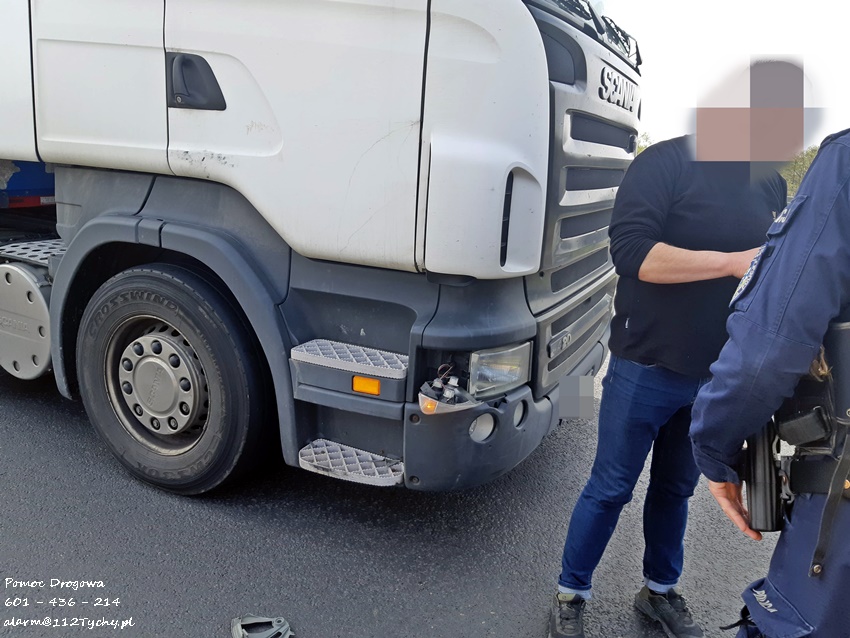 ZDERZENIE OSOBÓWKI Z CIĘŻARÓWKĄ NA TRASIE DK1 ZDERZENIE OSOBÓWKI Z CIĘŻARÓWKĄ NA TRASIE DK1