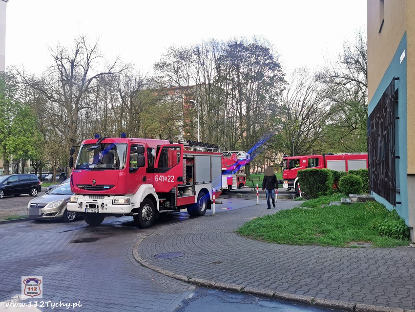 POŻAR PIWNICY W BUDYNKU WIELORODZINNYM PRZY UL. DĘBOWEJ POŻAR PIWNICY W BUDYNKU WIELORODZINNYM PRZY UL. DĘBOWEJ