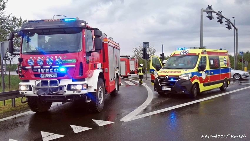 OSOBÓWKĄ UDERZYŁ W SŁUP NA SKRZYŻOWANIU UL. TURYŃSKA - CHEMIKÓW W BIERUNIU OSOBÓWKĄ UDERZYŁ W SŁUP NA SKRZYŻOWANIU UL. TURYŃSKA - CHEMIKÓW W BIERUNIU