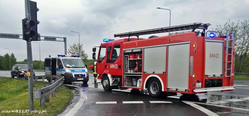 OSOBÓWKĄ UDERZYŁ W SŁUP NA SKRZYŻOWANIU UL. TURYŃSKA - CHEMIKÓW W BIERUNIU OSOBÓWKĄ UDERZYŁ W SŁUP NA SKRZYŻOWANIU UL. TURYŃSKA - CHEMIKÓW W BIERUNIU