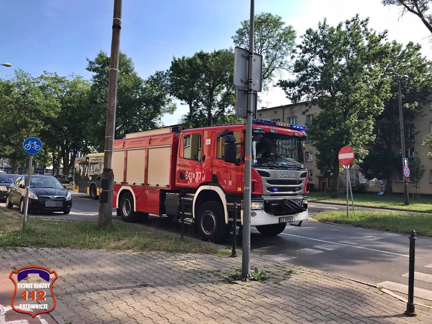 INTERWENCJA SŁUŻB RATUNKOWYCH W BUDYNKU WIELORODZINNYM PRZY AL. NIEPODLEGŁOŚCI 21 INTERWENCJA SŁUŻB RATUNKOWYCH W BUDYNKU WIELORODZINNYM PRZY AL. NIEPODLEGŁOŚCI 21