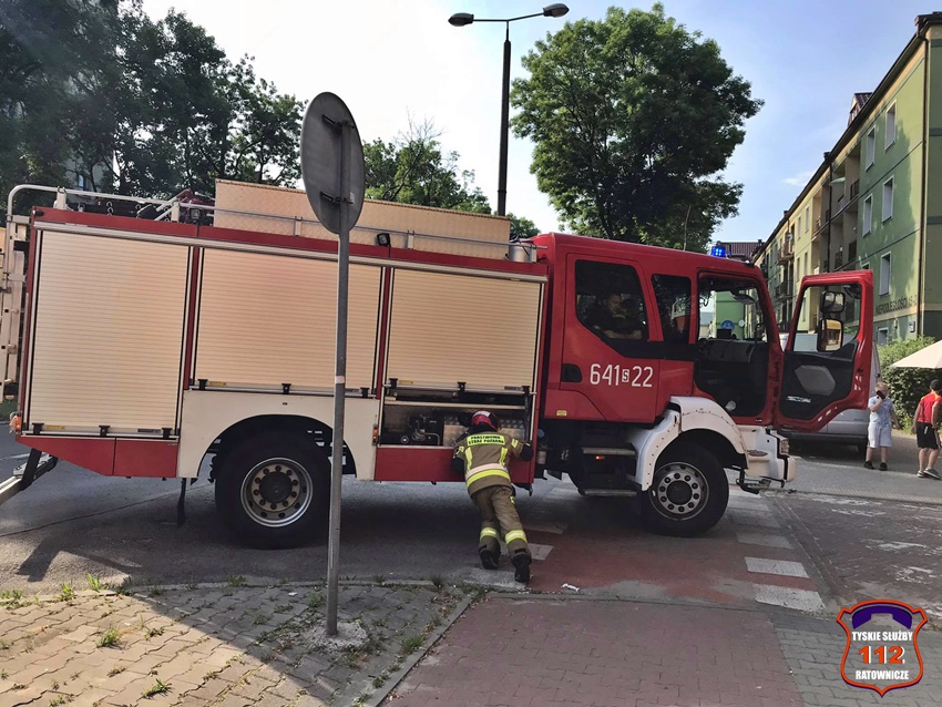 INTERWENCJA SŁUŻB RATUNKOWYCH W BUDYNKU WIELORODZINNYM PRZY AL. NIEPODLEGŁOŚCI 21 INTERWENCJA SŁUŻB RATUNKOWYCH W BUDYNKU WIELORODZINNYM PRZY AL. NIEPODLEGŁOŚCI 21