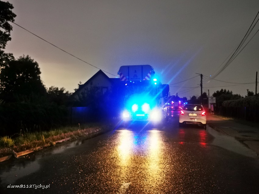 PIORUN UDERZYŁ W DOM PRZY UL. MĄKOŁOWSKIEJ PIORUN UDERZYŁ W DOM PRZY UL. MĄKOŁOWSKIEJ