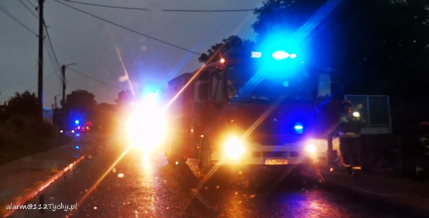 PIORUN UDERZYŁ W DOM PRZY UL. MĄKOŁOWSKIEJ PIORUN UDERZYŁ W DOM PRZY UL. MĄKOŁOWSKIEJ