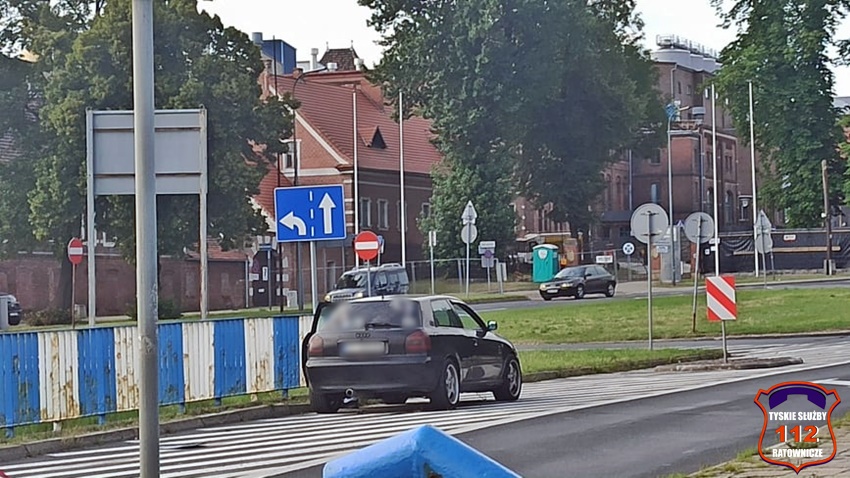 OSOBÓWKĄ UDERZYŁA W ZNAKI NA AL. BIELSKIEJ OSOBÓWKĄ UDERZYŁA W ZNAKI NA AL. BIELSKIEJ