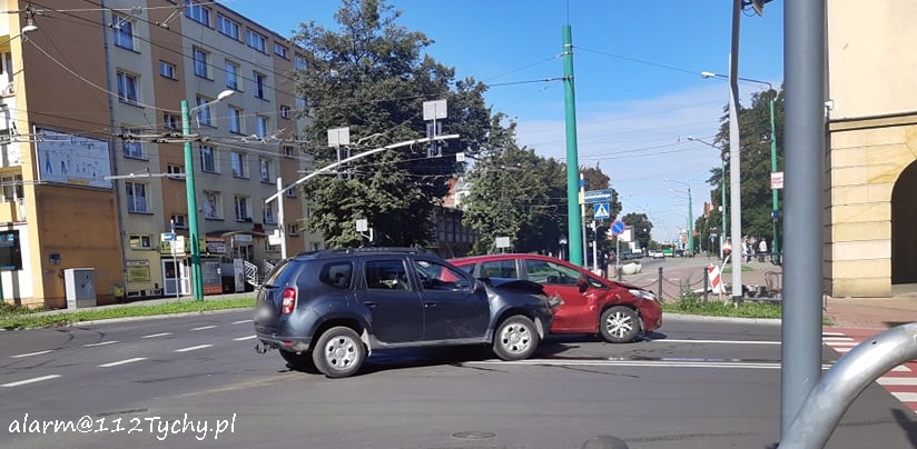 ZDERZENIE DWÓCH OSOBÓWEK NA SKRZYŻOWANIU UL. BEGONII - BUDOWLANYCH - BOCHEŃSKIEGO ZDERZENIE DWÓCH OSOBÓWEK NA SKRZYŻOWANIU UL. BEGONII - BUDOWLANYCH - BOCHEŃSKIEGO