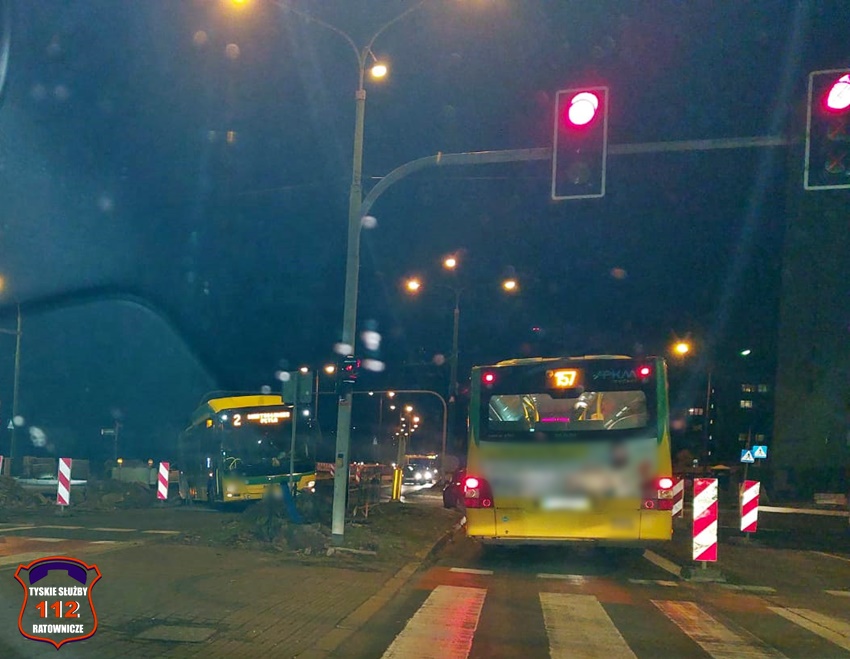 AUTOBUS KOMUNIKACJI MIEJSKIEJ OSUNĄŁ SIĘ Z DROGI NA SKRZYŻOWANIU UL. WYSZYŃSKIEGO I AL. NIEPODLEGŁOŚCI AUTOBUS KOMUNIKACJI MIEJSKIEJ OSUNĄŁ SIĘ Z DROGI NA SKRZYŻOWANIU UL. WYSZYŃSKIEGO I AL. NIEPODLEGŁOŚCI