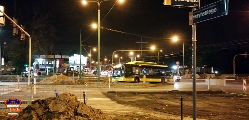 AUTOBUS KOMUNIKACJI MIEJSKIEJ OSUNĄŁ SIĘ Z DROGI NA SKRZYŻOWANIU UL. WYSZYŃSKIEGO I AL. NIEPODLEGŁOŚCI AUTOBUS KOMUNIKACJI MIEJSKIEJ OSUNĄŁ SIĘ Z DROGI NA SKRZYŻOWANIU UL. WYSZYŃSKIEGO I AL. NIEPODLEGŁOŚCI