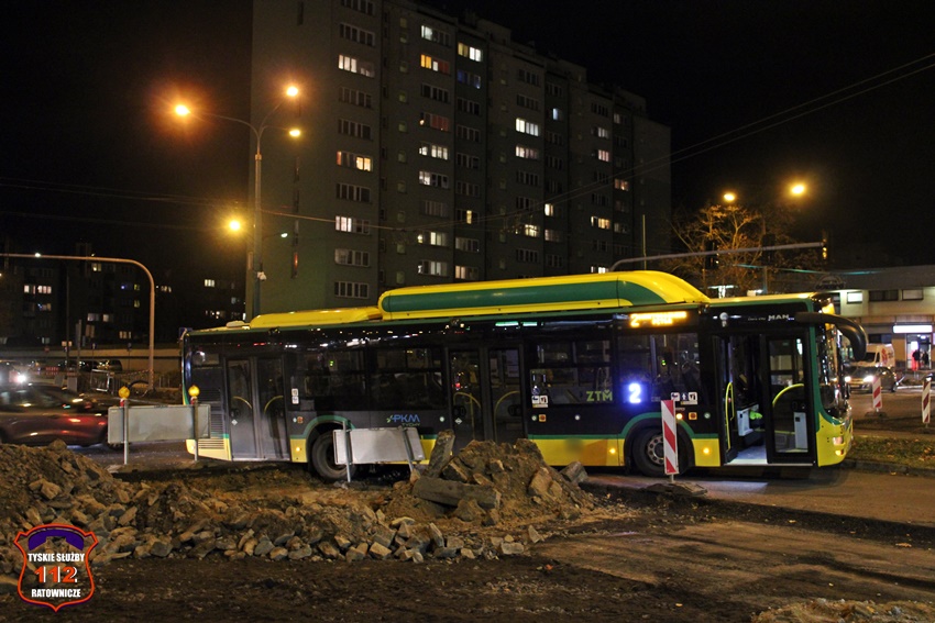 AUTOBUS KOMUNIKACJI MIEJSKIEJ OSUNĄŁ SIĘ Z DROGI NA SKRZYŻOWANIU UL. WYSZYŃSKIEGO I AL. NIEPODLEGŁOŚCI AUTOBUS KOMUNIKACJI MIEJSKIEJ OSUNĄŁ SIĘ Z DROGI NA SKRZYŻOWANIU UL. WYSZYŃSKIEGO I AL. NIEPODLEGŁOŚCI