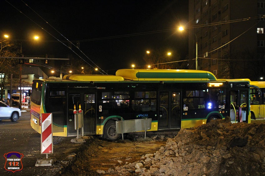 AUTOBUS KOMUNIKACJI MIEJSKIEJ OSUNĄŁ SIĘ Z DROGI NA SKRZYŻOWANIU UL. WYSZYŃSKIEGO I AL. NIEPODLEGŁOŚCI AUTOBUS KOMUNIKACJI MIEJSKIEJ OSUNĄŁ SIĘ Z DROGI NA SKRZYŻOWANIU UL. WYSZYŃSKIEGO I AL. NIEPODLEGŁOŚCI