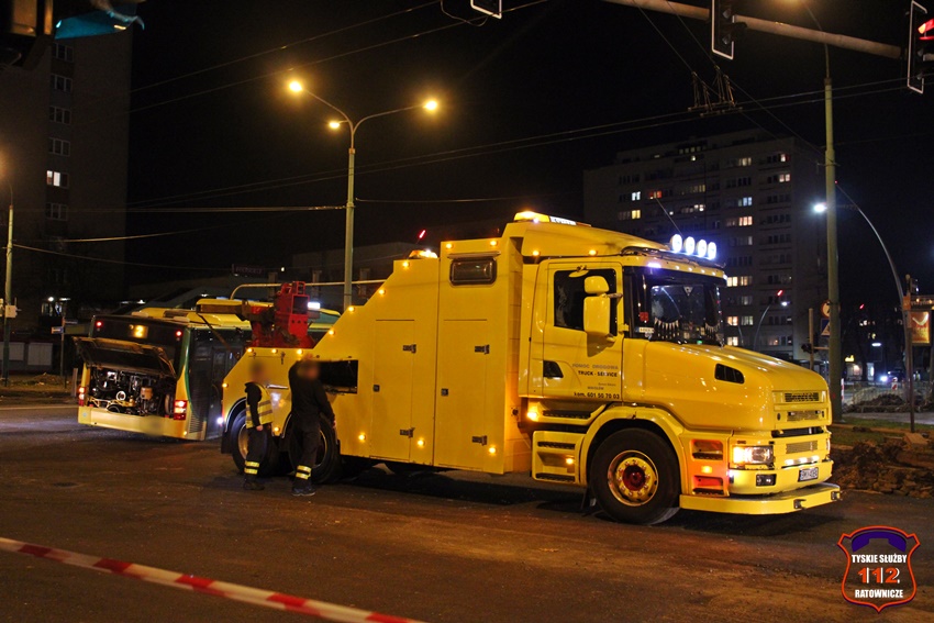 AUTOBUS KOMUNIKACJI MIEJSKIEJ OSUNĄŁ SIĘ Z DROGI NA SKRZYŻOWANIU UL. WYSZYŃSKIEGO I AL. NIEPODLEGŁOŚCI AUTOBUS KOMUNIKACJI MIEJSKIEJ OSUNĄŁ SIĘ Z DROGI NA SKRZYŻOWANIU UL. WYSZYŃSKIEGO I AL. NIEPODLEGŁOŚCI
