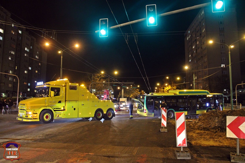 AUTOBUS KOMUNIKACJI MIEJSKIEJ OSUNĄŁ SIĘ Z DROGI NA SKRZYŻOWANIU UL. WYSZYŃSKIEGO I AL. NIEPODLEGŁOŚCI AUTOBUS KOMUNIKACJI MIEJSKIEJ OSUNĄŁ SIĘ Z DROGI NA SKRZYŻOWANIU UL. WYSZYŃSKIEGO I AL. NIEPODLEGŁOŚCI