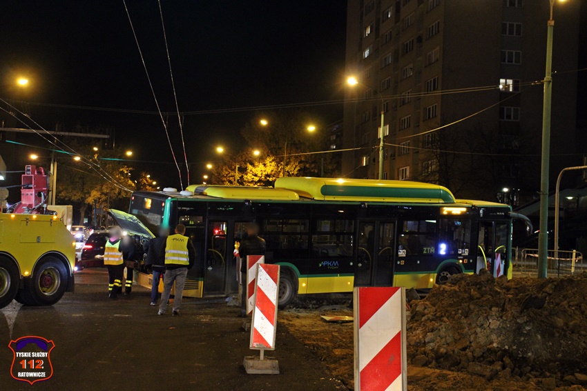 AUTOBUS KOMUNIKACJI MIEJSKIEJ OSUNĄŁ SIĘ Z DROGI NA SKRZYŻOWANIU UL. WYSZYŃSKIEGO I AL. NIEPODLEGŁOŚCI AUTOBUS KOMUNIKACJI MIEJSKIEJ OSUNĄŁ SIĘ Z DROGI NA SKRZYŻOWANIU UL. WYSZYŃSKIEGO I AL. NIEPODLEGŁOŚCI