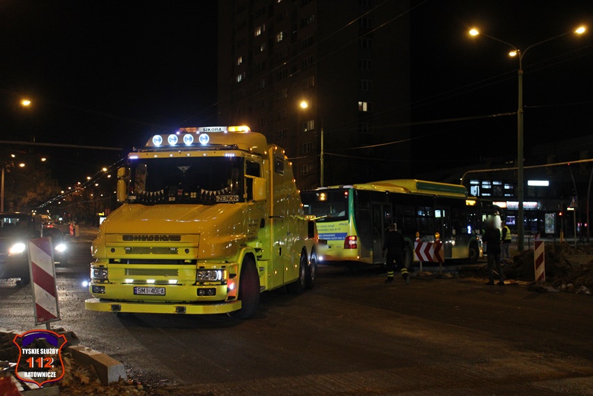 AUTOBUS KOMUNIKACJI MIEJSKIEJ OSUNĄŁ SIĘ Z DROGI NA SKRZYŻOWANIU UL. WYSZYŃSKIEGO I AL. NIEPODLEGŁOŚCI AUTOBUS KOMUNIKACJI MIEJSKIEJ OSUNĄŁ SIĘ Z DROGI NA SKRZYŻOWANIU UL. WYSZYŃSKIEGO I AL. NIEPODLEGŁOŚCI