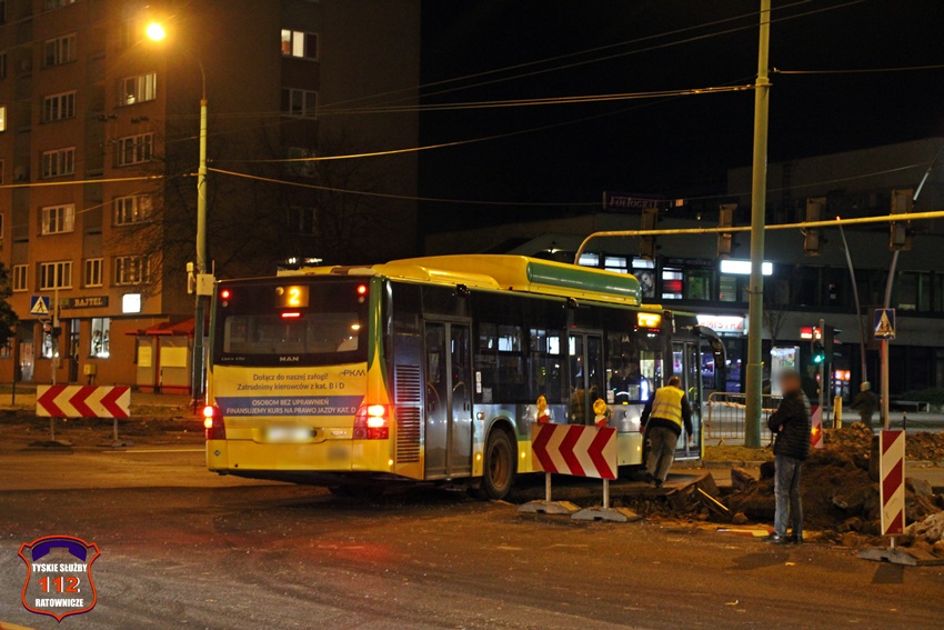 AUTOBUS KOMUNIKACJI MIEJSKIEJ OSUNĄŁ SIĘ Z DROGI NA SKRZYŻOWANIU UL. WYSZYŃSKIEGO I AL. NIEPODLEGŁOŚCI AUTOBUS KOMUNIKACJI MIEJSKIEJ OSUNĄŁ SIĘ Z DROGI NA SKRZYŻOWANIU UL. WYSZYŃSKIEGO I AL. NIEPODLEGŁOŚCI