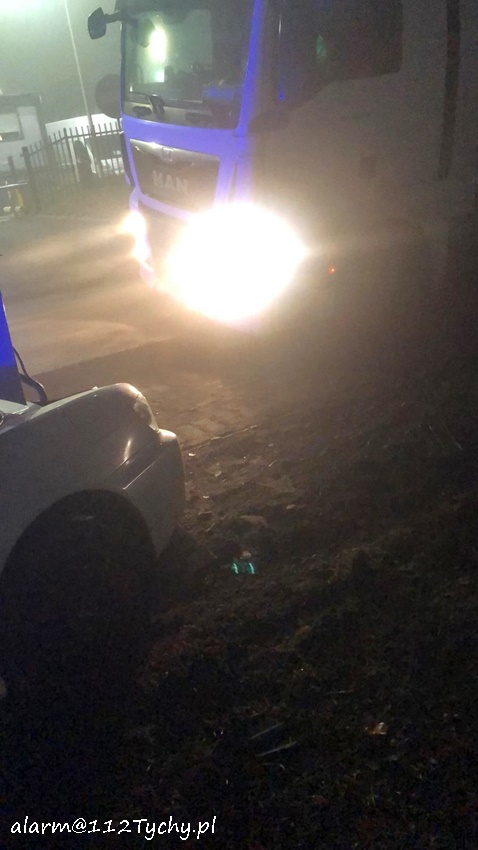 OSOBÓWKA I CIĘŻARÓWKA WJECHAŁY DO WYKOPU NA UL. TURYŃSKIEJ OSOBÓWKA I CIĘŻARÓWKA WJECHAŁY DO WYKOPU NA UL. TURYŃSKIEJ