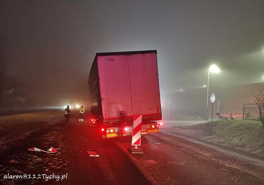 OSOBÓWKA I CIĘŻARÓWKA WJECHAŁY DO WYKOPU NA UL. TURYŃSKIEJ OSOBÓWKA I CIĘŻARÓWKA WJECHAŁY DO WYKOPU NA UL. TURYŃSKIEJ