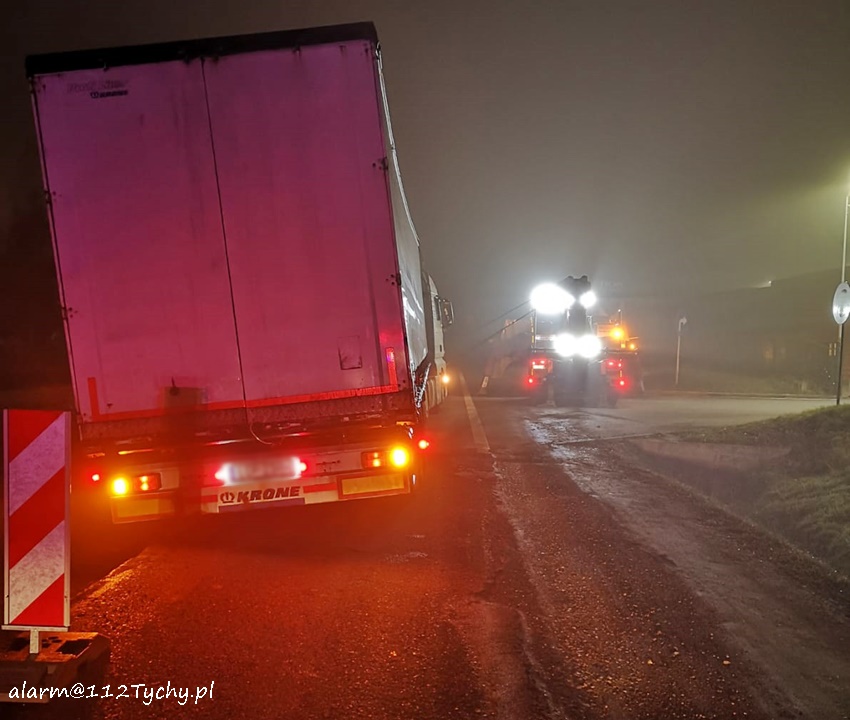 OSOBÓWKA I CIĘŻARÓWKA WJECHAŁY DO WYKOPU NA UL. TURYŃSKIEJ OSOBÓWKA I CIĘŻARÓWKA WJECHAŁY DO WYKOPU NA UL. TURYŃSKIEJ