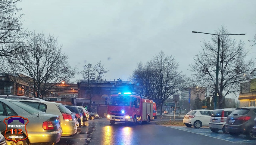 ROWERZYSTA WJECHAŁ POD NADJEŻDŻAJĄCY SAMOCHÓD NA UL. DMOWSKIEGO ROWERZYSTA WJECHAŁ POD NADJEŻDŻAJĄCY SAMOCHÓD NA UL. DMOWSKIEGO