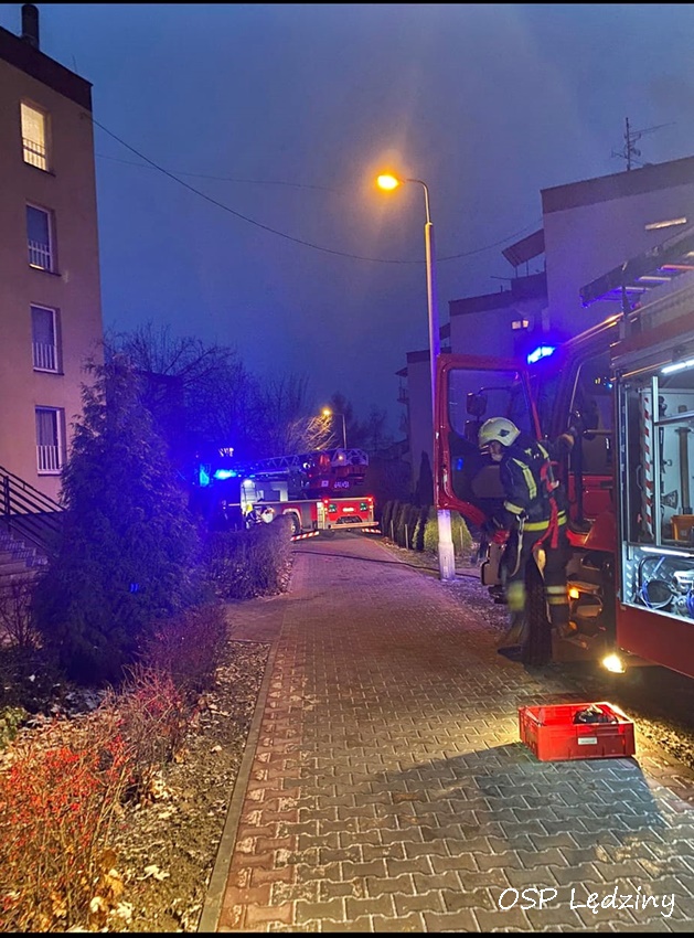 POŻAR SADZY W PRZEWODZIE KOMINOWYM BUDYNKU PRZY UL. GWARKÓW 66 W LĘDZINACH POŻAR SADZY W PRZEWODZIE KOMINOWYM BUDYNKU PRZY UL. GWARKÓW 66 W LĘDZINACH