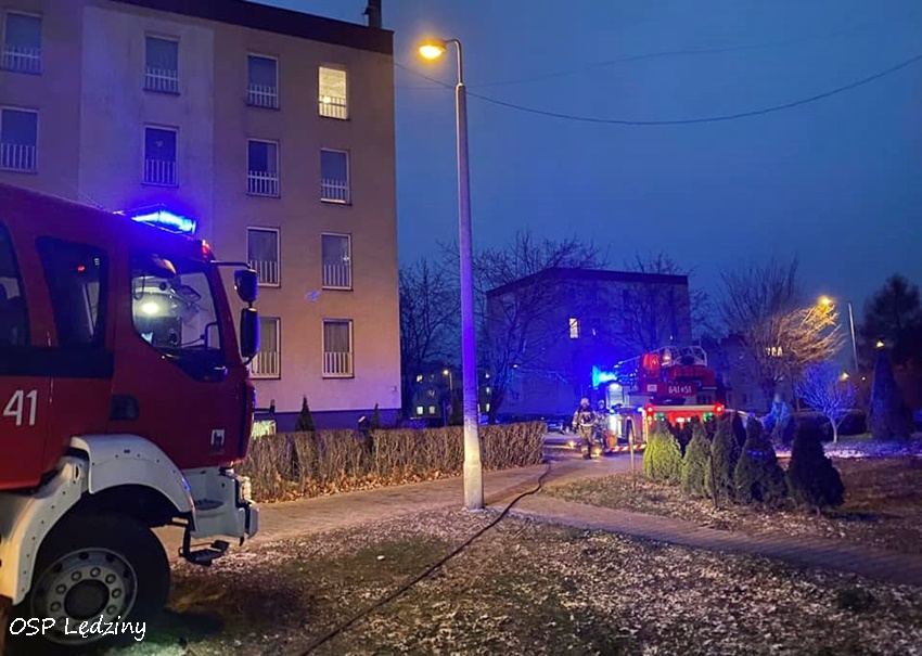 POŻAR SADZY W PRZEWODZIE KOMINOWYM BUDYNKU PRZY UL. GWARKÓW 66 W LĘDZINACH POŻAR SADZY W PRZEWODZIE KOMINOWYM BUDYNKU PRZY UL. GWARKÓW 66 W LĘDZINACH